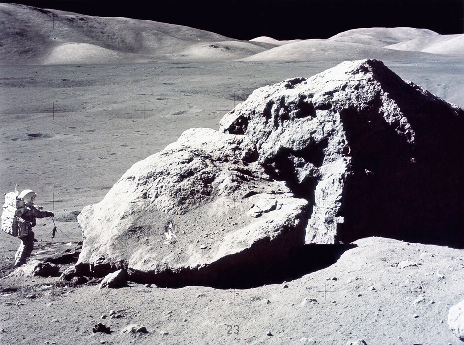 Американский геолог и астронавт Харрисон Хейган Шмитт берет образцы горных пород с поверхности Луны во время последней в 20-м веке американской миссии по высадке на Луну, Аполлон-17, декабрь 1972 