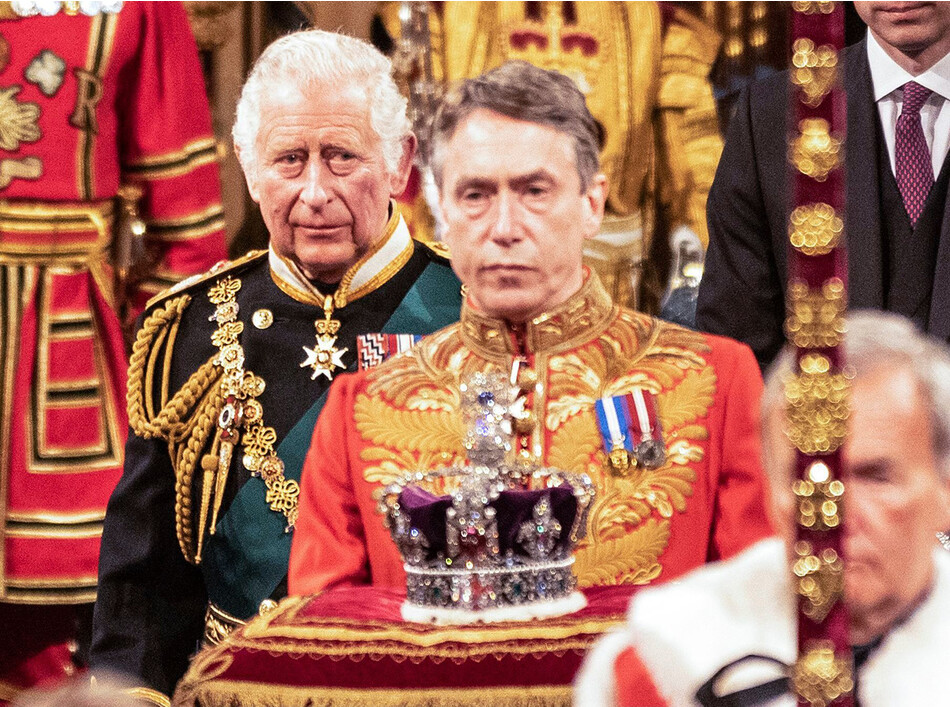 Принц Чарльз, принц Уэльский в сопровождении короны британской империи в Палате лордов заменяют королеву Елизавету II во время государственного открытия парламента в здании парламента в Лондоне, 10 мая 2022 года