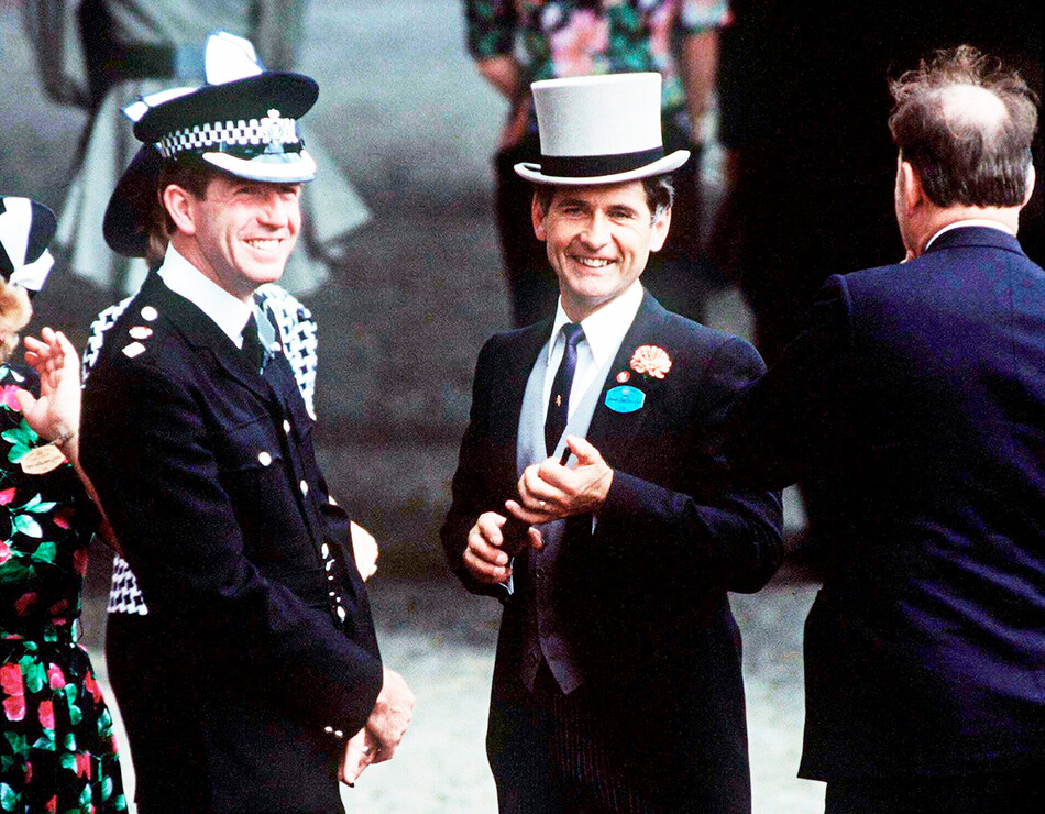 Полицейский телохранитель Джим Битон в сером цилиндре на королевских скачках на ипподроме Аскот, 1978, Англия 