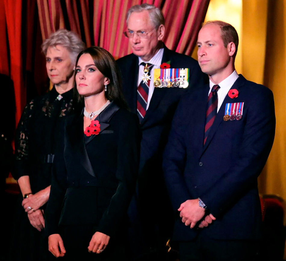 Уильям, принц Уэльский и Кэтрин, принцесса Уэльская с Биргиттой, герцогиней Глостерской и принцем Ричардом, герцогом Глостерским, принимают участие в ежегодном вечере памяти в Королевском Альберт-Холле 12 ноября 2022 года в Лондоне, Англия
