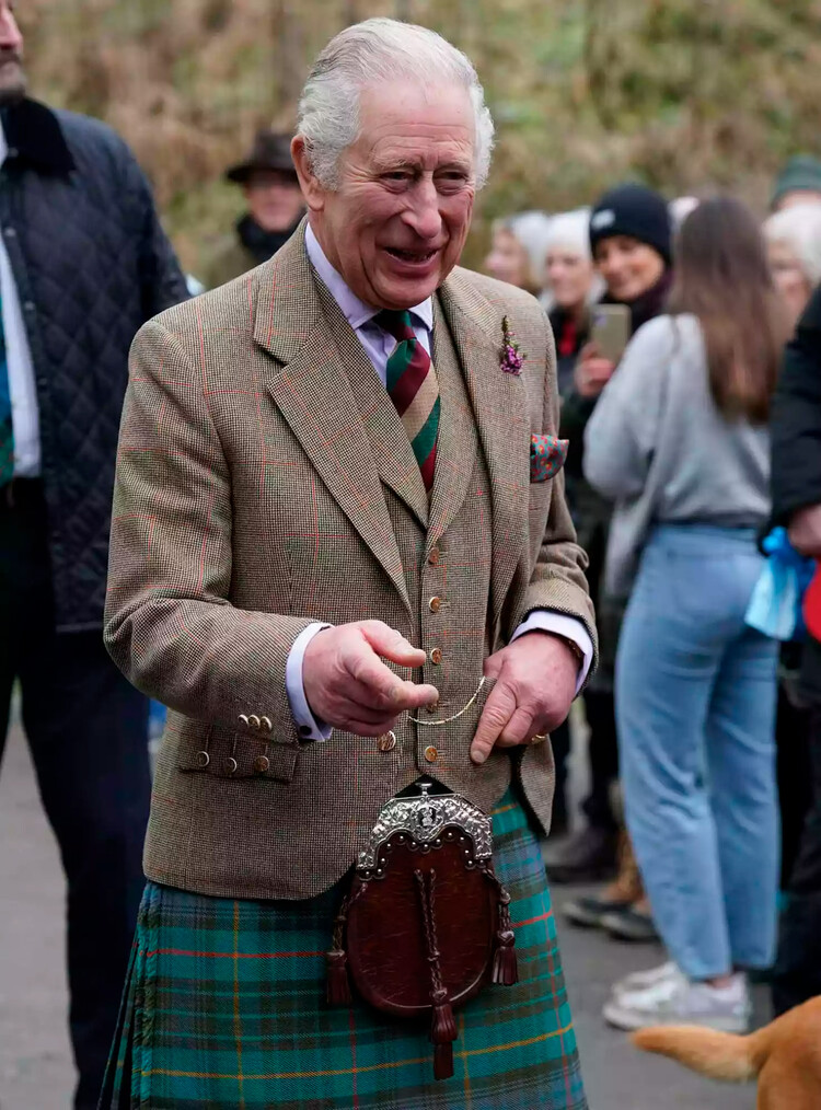 Король Карл III вышел на улицу в Шотландии в килте, чтобы посетить Aboyne and Mid Deeside Community Shed
