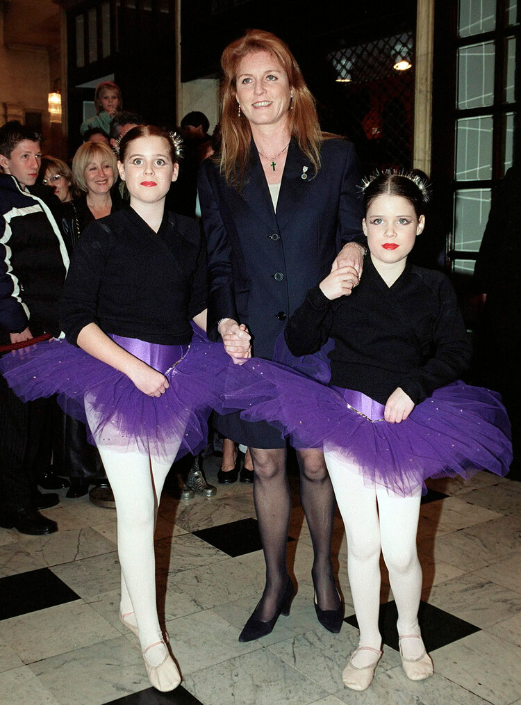 Герцогиня Йоркская с дочерьми принцессами Беатрис и Евгенией прибывают на ночное шоу Санты в театре Друри-Лейн в Лондоне, 05 декабря 1999 г.