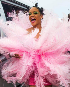 Рианна превратилась в розовое облако на фестивале в Барбадосе