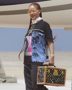 Рианна – страстная поклонница сумок Louis Vuitton