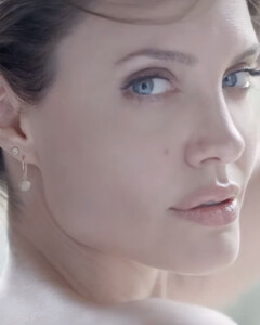 Анджелина Джоли в соблазнительной рекламной кампании аромата Mon Guerlain