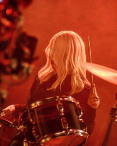 Донателла Версаче сыграла на барабанах в новой рекламной кампании