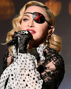 Новый клип Мадонны и снова на религиозную тему