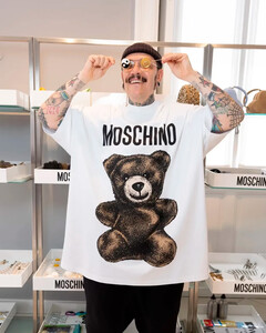 Адриан Аппиолаза дебютирует в Милане с мужской и круизной коллекциями Moschino