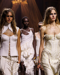 Alexander McQueen возвращается на Неделю моды в Лондоне