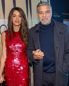 Амаль Клуни поддержала тренд на пайетки на премьере фильма «Парни в лодке»