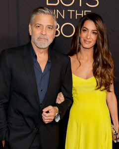 Амаль Клуни сияет в жёлтом платье на премьере фильма «Парни в лодке» в Лос-Анджелесе