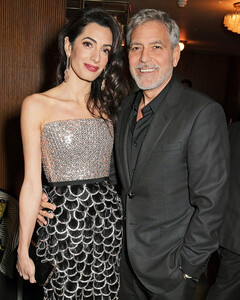 Амаль и Джордж Клуни пожертвовали миллион долларов организациям, борющимся с коронавирусом