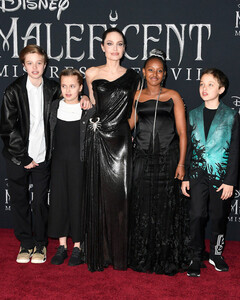 Анджелина Джоли и вся её семья на премьере фильма «Малефисента: Владычица тьмы»