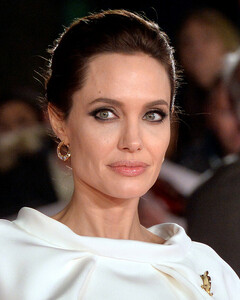 Анджелина Джоли рассказала об операциях дочерей