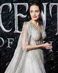 Анджелина Джоли в Ralph & Russo на лондонской премьере