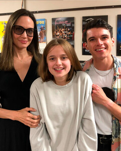 Анджелина Джоли взяла дочь Вивьен на встречу с актёрами мюзикла «Дорогой Эван Хансен» в Филадельфии
