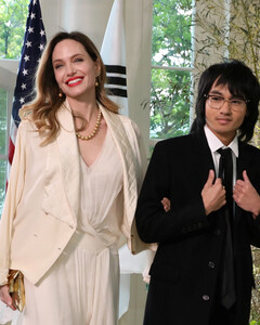 Семейный подряд: Анджелина Джоли появилась в компании сына Мэддокса на ужине в Белом доме
