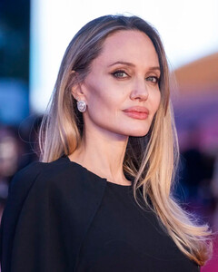 Анджелина Джоли готовится покинуть США