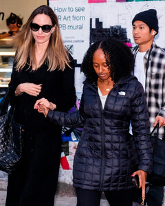 Анджелина Джоли посетила с детьми свой бутик шикарной одежды в Нью-Йорке