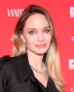 Анджелина Джоли впервые показала шрамы после мастэктомии