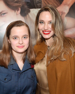 Анджелина Джоли появилась на премьере бродвейского мюзикла «Аутсайдеры» вместе с дочерью Вивьен
