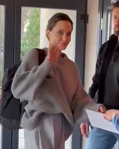 Анджелина Джоли прилетела во Львов и зашла за кофе в обычное местное кафе