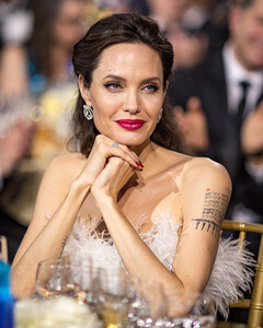 Анджелина Джоли хочет продать свою долю в винодельческой компании, которой она владеет вместе с Брэдом Питтом