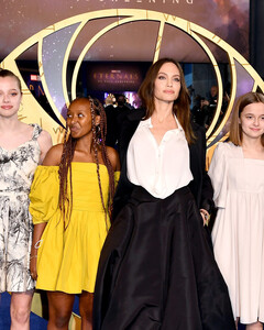 Анджелина Джоли не хотела бы, чтобы ёё дети стали актёрами, но дочь уже появилась на экране вместе с мамой