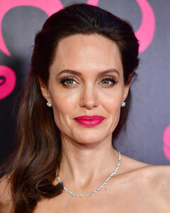 Анджелина Джоли хотела быть директором бюро ритуальных услуг, а не актрисой
