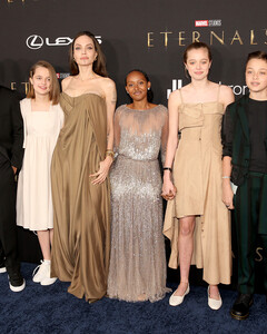 Анджелина Джоли привела пятерых детей на премьеру фильма Marvel «Вечные»