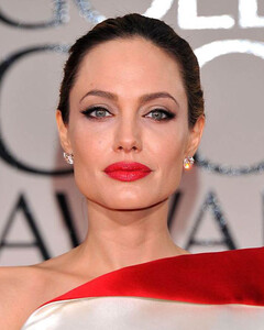 Анджелина Джоли: «Меня тянет к сломленным людям, которые находят силы идти дальше»