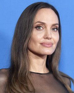 Анджелина Джоли: «В браке с Брэдом Питтом я всё время жила в страхе за себя и детей»