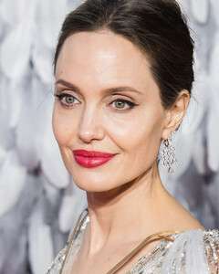 Анджелина Джоли посетила Белый дом, чтобы обсудить проблемы домашнего насилия