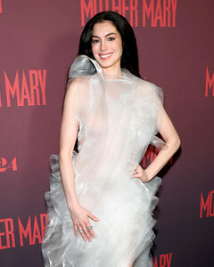 Энн Хэтэуэй выбрала «экологичный» вариант «голого» платья