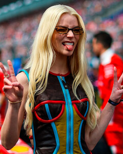 Аня Тейлор-Джой сменила образ принцессы Пич на винтаж