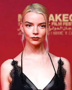 Аня Тейлор-Джой переосмыслила тренд на «голое» платье