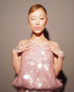 Ариана Гранде дебютировала в платье Balenciaga от Пьерпаоло Пиччоли