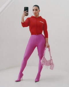 Balenciaga представил новый дроп и рекламную кампанию с участием Ким Кардашьян