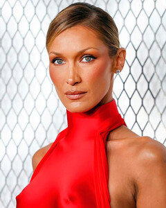 Белла Хадид выпустит личные мемуары