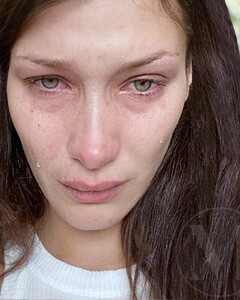 Белла Хадид в депрессии: почему супермодель плачет каждый день и ночь?