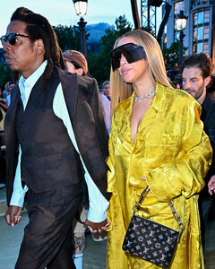 Бейонсе и Jay Z появились в костюмах от Louis Vuitton на показе Фаррела Уильямса