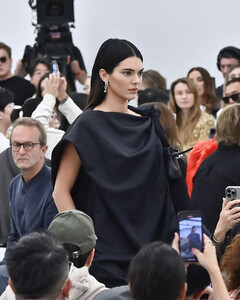 Bottega Veneta весна-лето 2027: Луиза Троттер сняла с бренда лишний вес