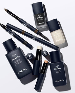 В коллекции мужской косметики Chanel появились лак для ногтей и подводка для глаз