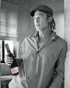 Брэд Питт будет продавать розовое шампанское по $400 за бутылку