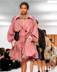 Burberry весна-лето 2027: Дэниел Ли разрешил британской классике быть несовершенной