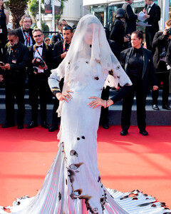 Платье под названием «Опалённая невеста» стало одним из лучших на Каннском фестивале