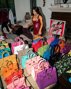 Карди Би похвасталась невероятной коллекцией сумок Birkin от Hermès
