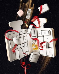 Наклейки, магниты и пустой подарочный мешок: адвент-календарь от Chanel оказался на грани провала