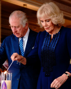 Карл III и королева-консорт Камилла Паркер-Боулз зажгли свечи в День памяти жертв Холокоста