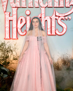 Charli XCX появилась в образе невесты на лондонской премьере «Грозового перевала»